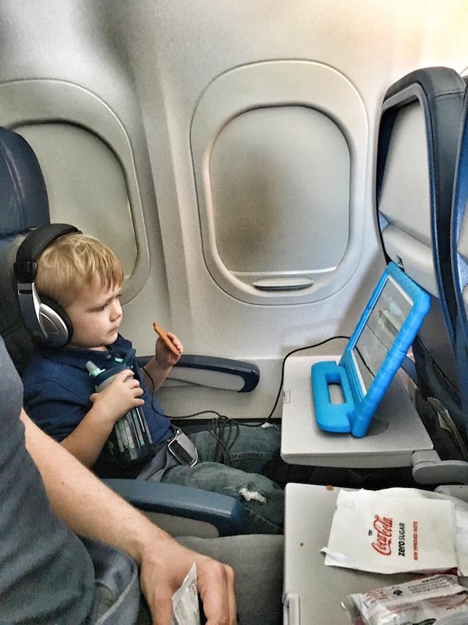 Tips For Flying With Young Kids 10 Toddler ipad on plane