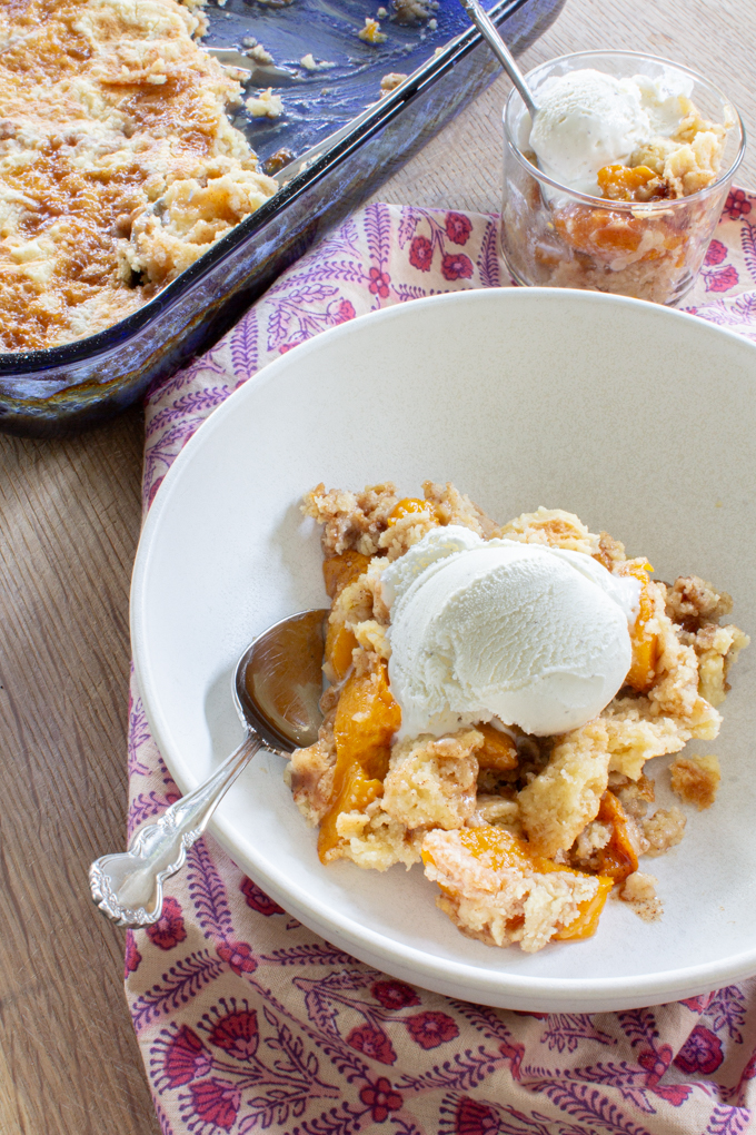 peach cobbler dump cake with ice cream